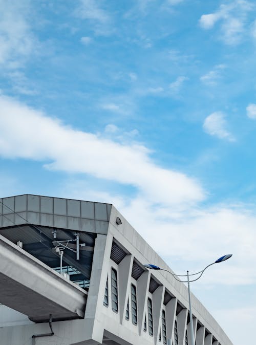 Gratis stockfoto met blauwe lucht, buitenkant van het gebouw, eigentijds