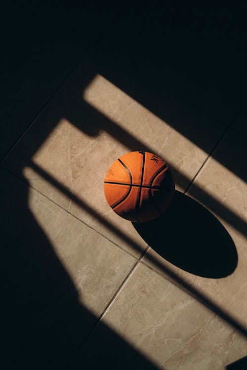 Foto stok gratis bayangan, bola, bola basket
