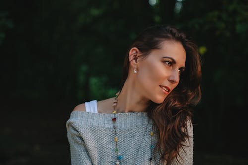 Vrouw In Grijze Off Shoulder Trui Starend In De Linker Zijaanzicht