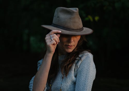 женщина в коричневой шляпе Fedora