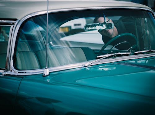 Hombre Mirando Coche Clásico