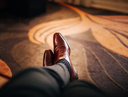 бесплатная Неглубокая фотография человека в коричневых кожаных классических туфлях Стоковое фото