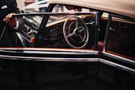 优雅的老式汽车内部特写，经典方向盘与豪华细节尤为突出