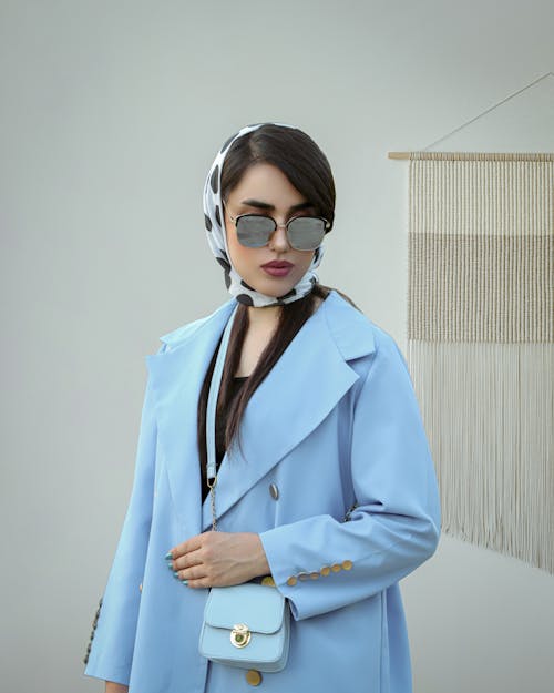 Základová fotografie zdarma na téma azurová bunda, brunetka, elegantní