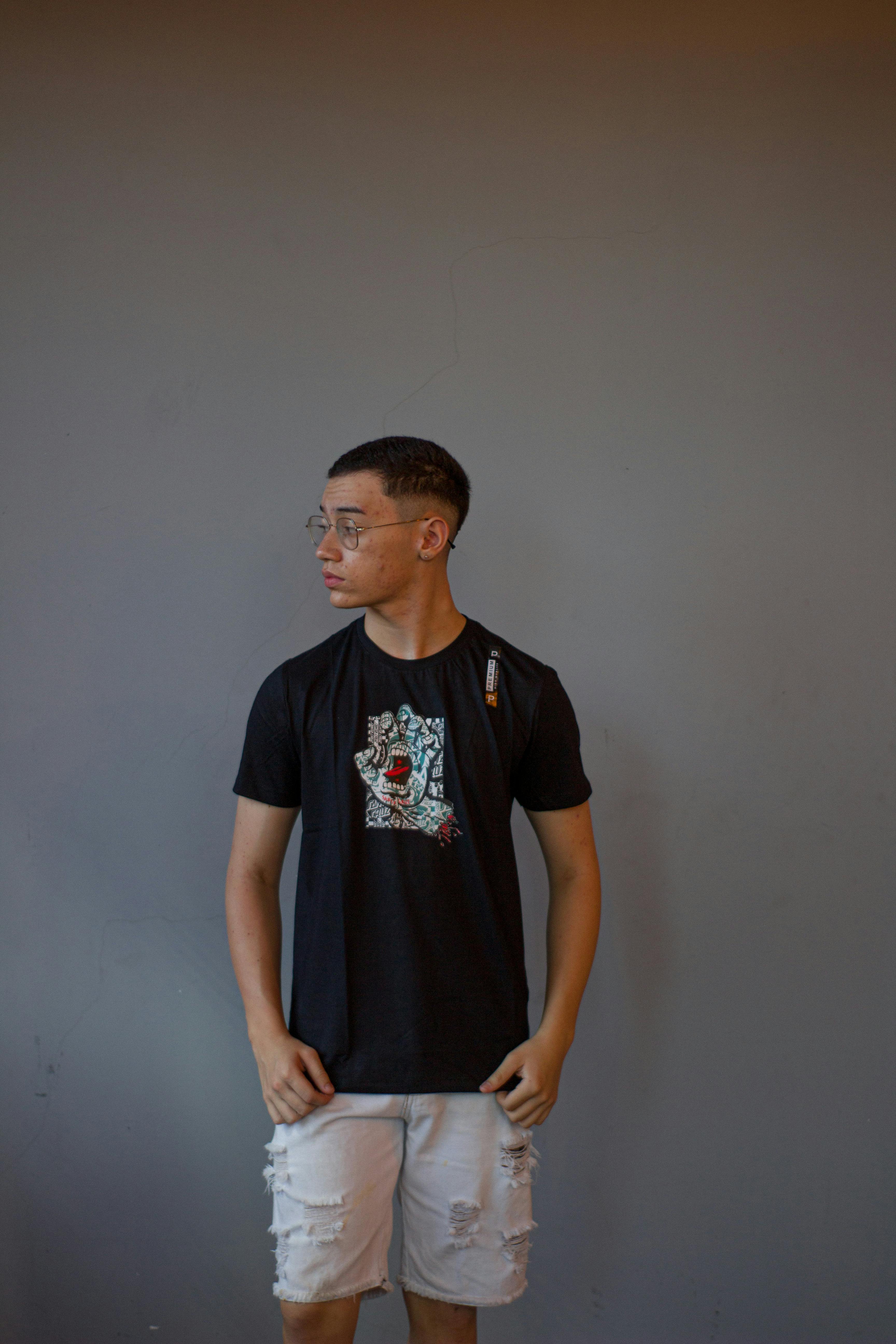 Gratis Fotos de stock gratuitas de atuendo elegante, camiseta gráfica, camiseta negra Foto de stock