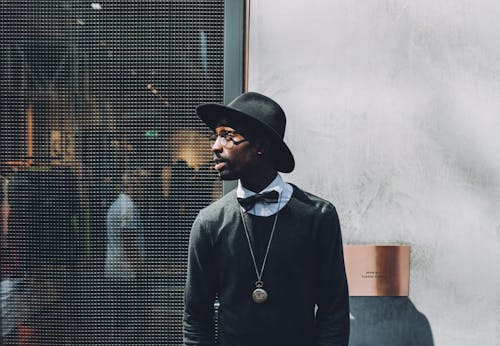 Uomo Che Indossa Un Cappello Nero, Un Fiocco E Una Camicia Di Sudore Su Un Backstage