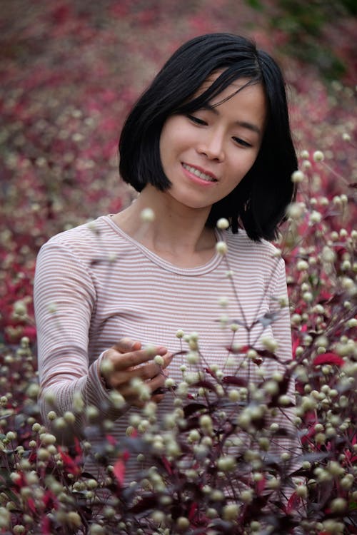 Gratis lagerfoto af afslappet, asiatisk kvinde, blomster
