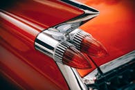 复古汽车尾灯特写，镀铬装饰与鲜艳色彩相映成趣