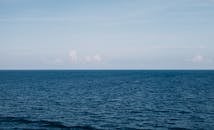 宁静的海景与晴朗的天空，给人一种和平与广阔的感觉