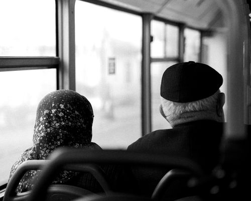Free Black and white image of an elderly couple sitting on a bus in Istanbul, Türkiye. Stock Photo