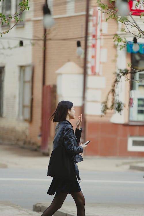 Darmowe zdjęcie z galerii z chodzenie, kobieta, miasta