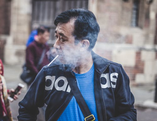 Free Man Roken Terwijl U Aan De Rechterkant Kijkt Stock Photo