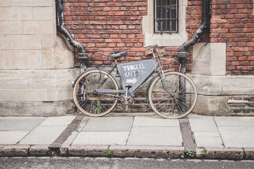 免费 布朗市自行车靠在墙上 素材图片
