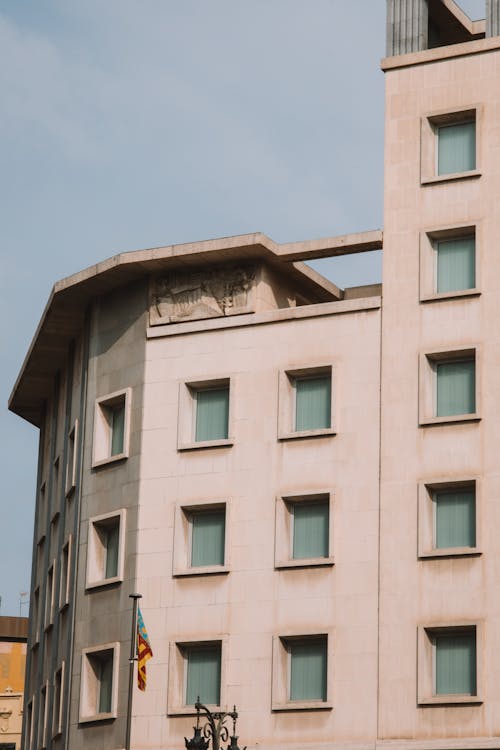 Fotos de stock gratuitas de arquitectura moderna, bloque de pisos, cielo azul