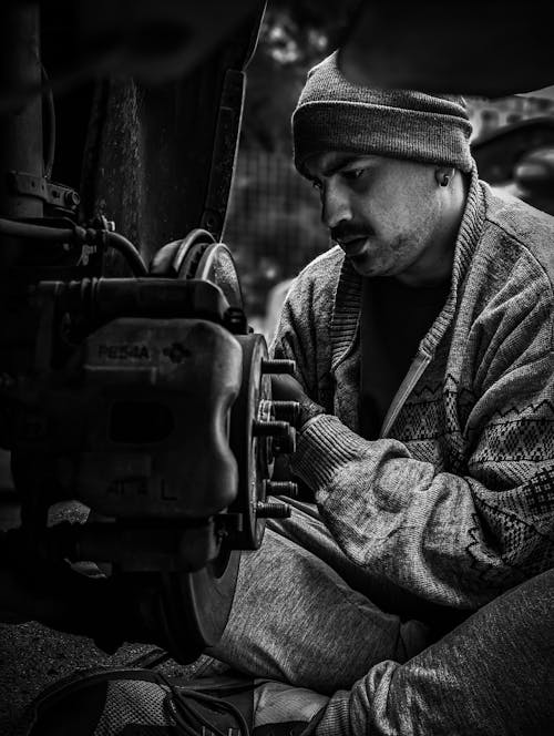 Fotos de stock gratuitas de blanco y negro, coche, hombre