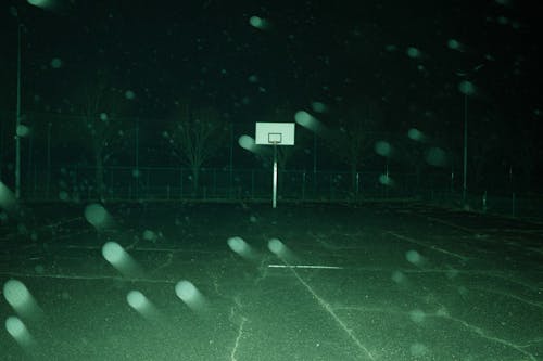 Basketbol sahası, çemberler, gece içeren Ücretsiz stok fotoğraf