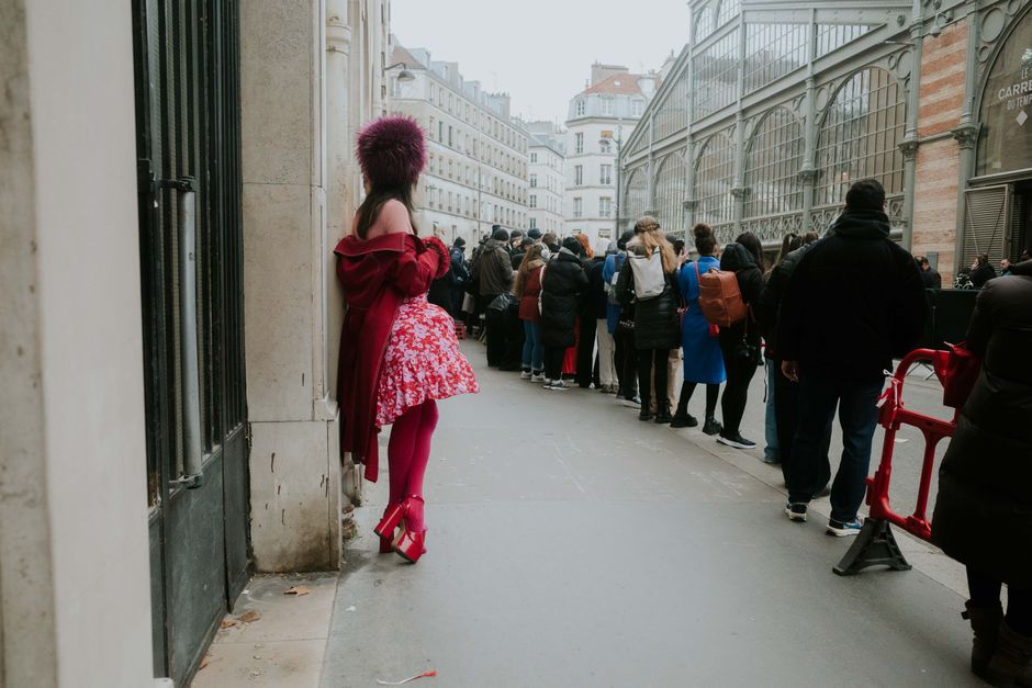 Quạt Xếp Paris Fashion Week: Từ Phụ Kiện Chống Nóng Đến Biểu Tượng Phong Cách Đỉnh Cao