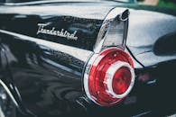 福特雷鸟经典的尾灯采用水滴设计，彰显复古汽车风格