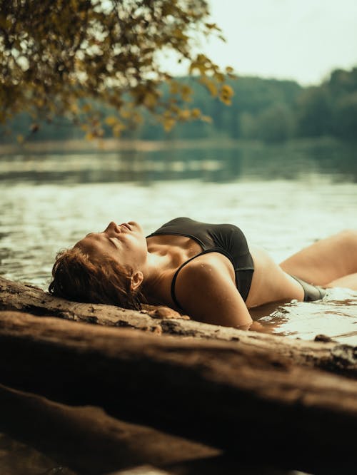 Immagine gratuita di alberi, donna, lago