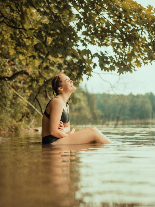 ağaçlar, bikini, dikey atış içeren Ücretsiz stok fotoğraf