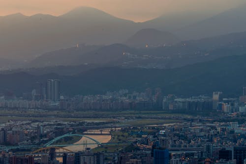 Fotos de stock gratuitas de anochecer, brumoso, ciudad