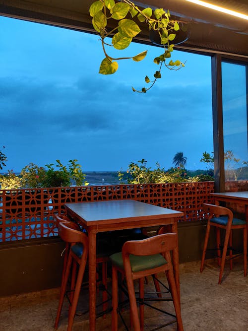 Бесплатное стоковое фото с барные стулья, голубое небо, еда в кафе