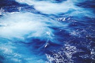 海浪景观动态而充满活力，展现出大海的深蓝色和白色泡沫