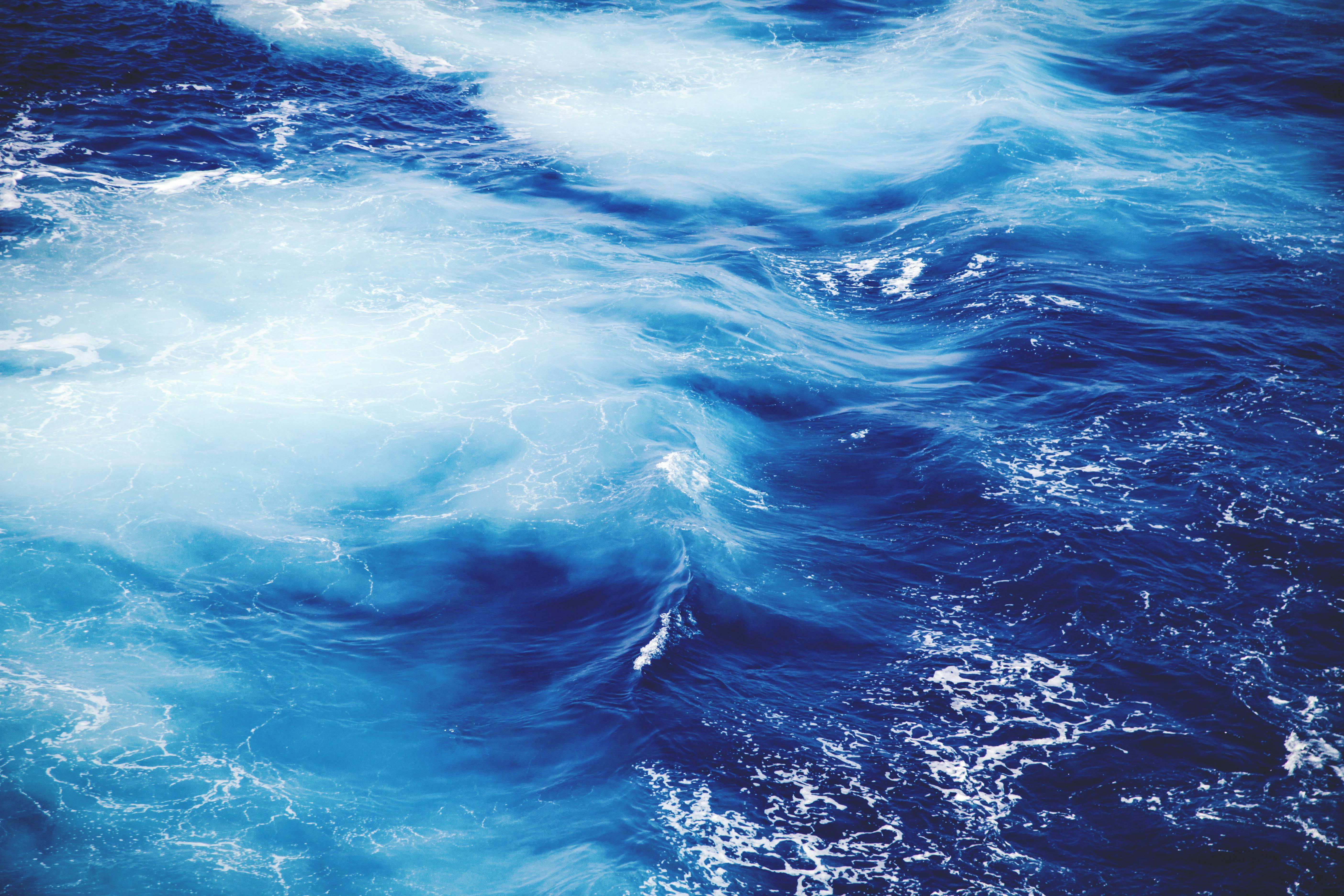 White and Blue Body of Water \u00b7 Free Stock Photo