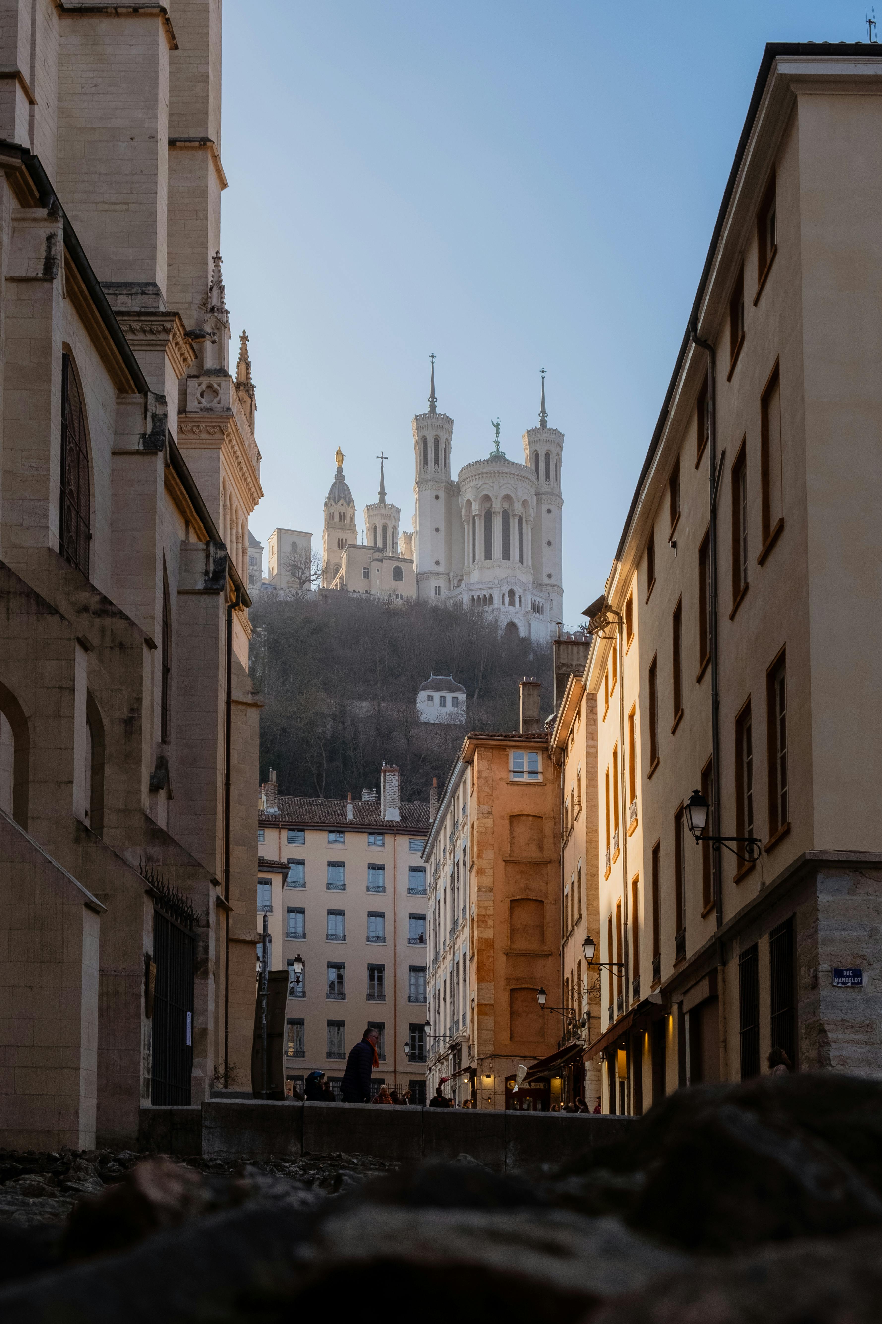 La basilique Notre-Dame de Fourvière vue depuis une ruelle, architecture néo-byzantine