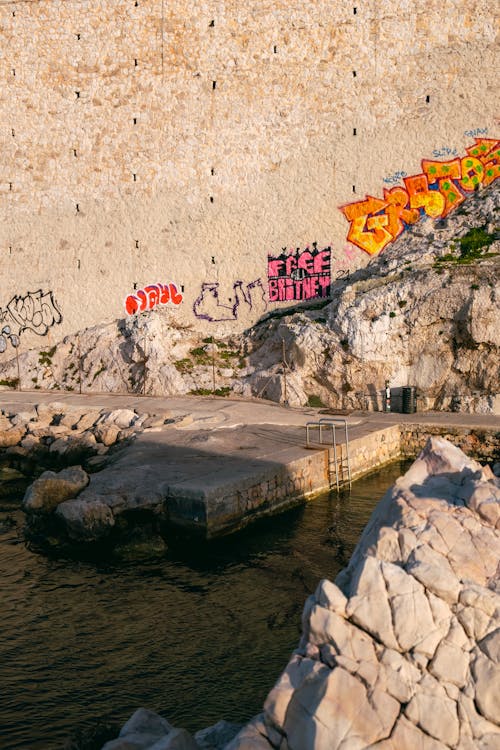 Kostnadsfri bild av graffiti, havskust, sten