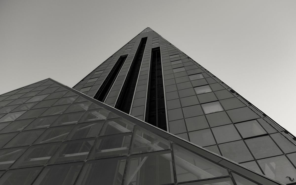 Fațada de sticlă a complexului termal Caldea din Escaldes-Engordany, fotografiată alb-negru