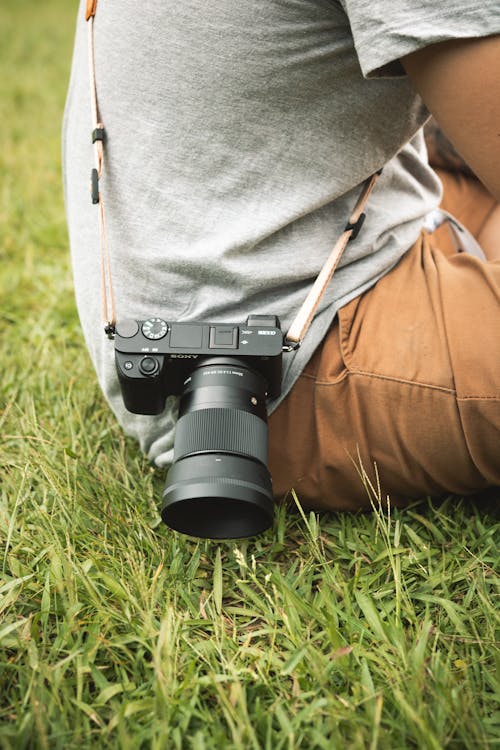 Zwarte Dslr Camera In De Rechter Taille Van De Persoon