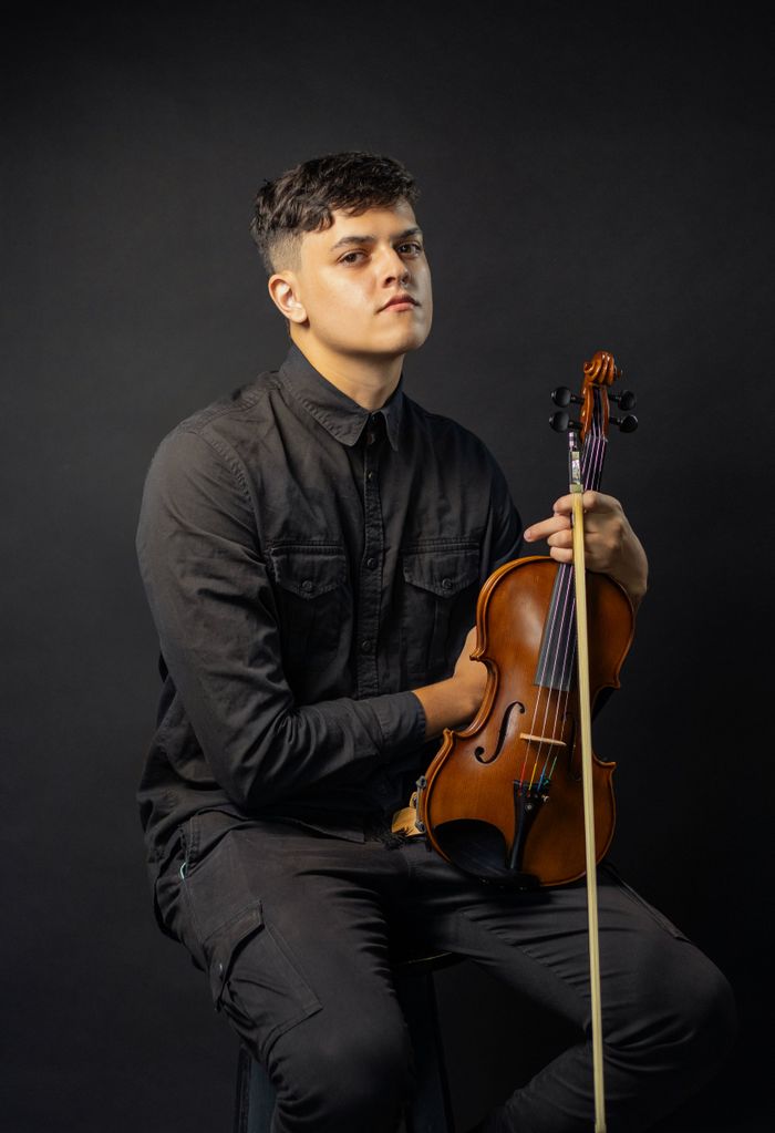 Profesor de vioară cu instrumentul în mână
