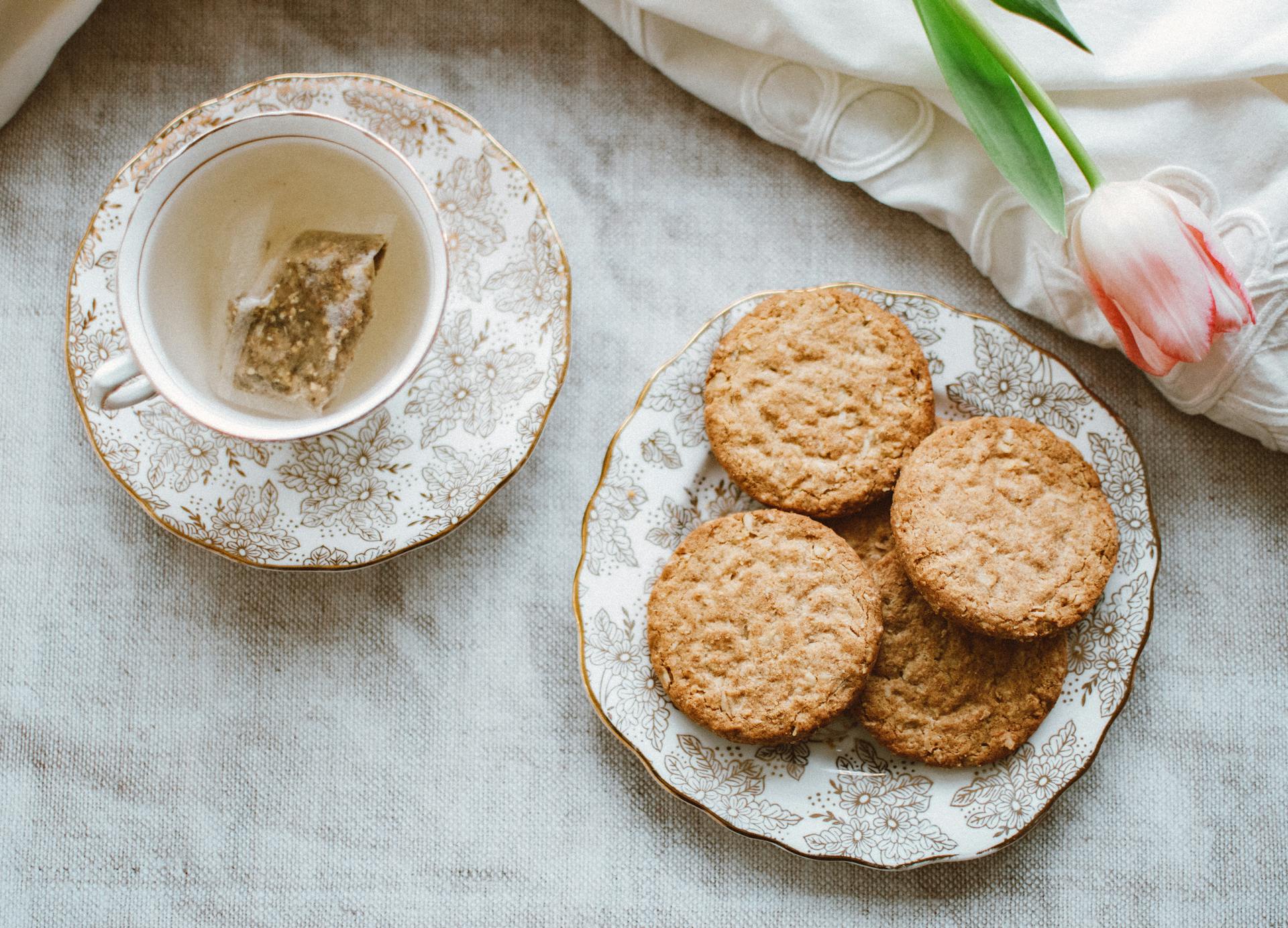 Ronde koekjes op een schaal naast een theekopje