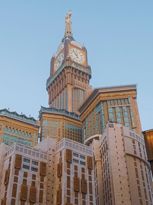 Menara Jam Diraja Makkah menjulang ketika senja di kota suci Makkah
