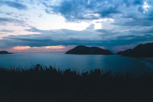 бесплатная Силуэтная фотография острова Стоковое фото