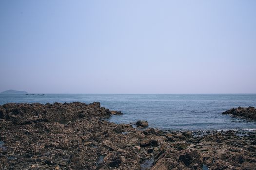 6573x4382 Desktop Wallpaper - 海滨礁石滩远景海面晴空与远岛渔船
