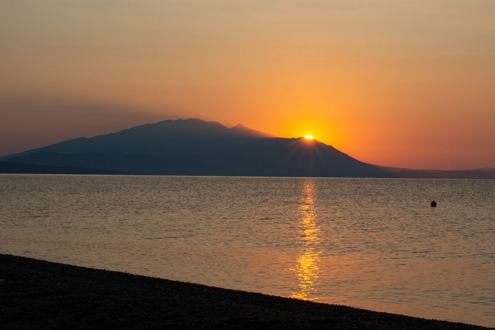 Muntele Olimp coborând spre Marea Egee la apus, Grecia