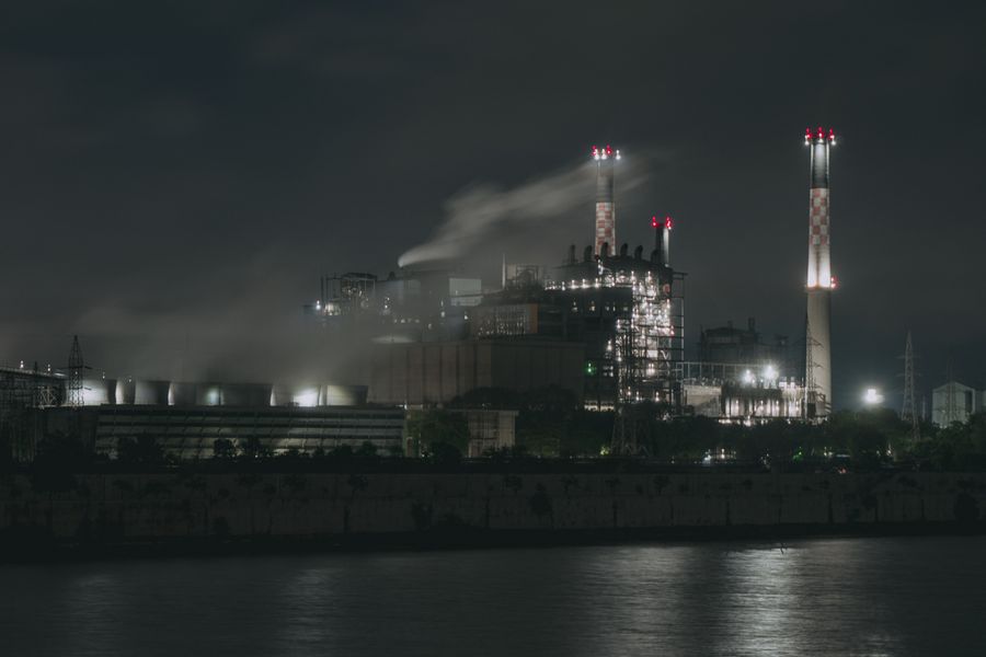 工業設施夜景，象徵數據驅動的產業決策