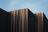 在晴朗的蓝天下，时尚的现代建筑立面与独特的设计相映成趣