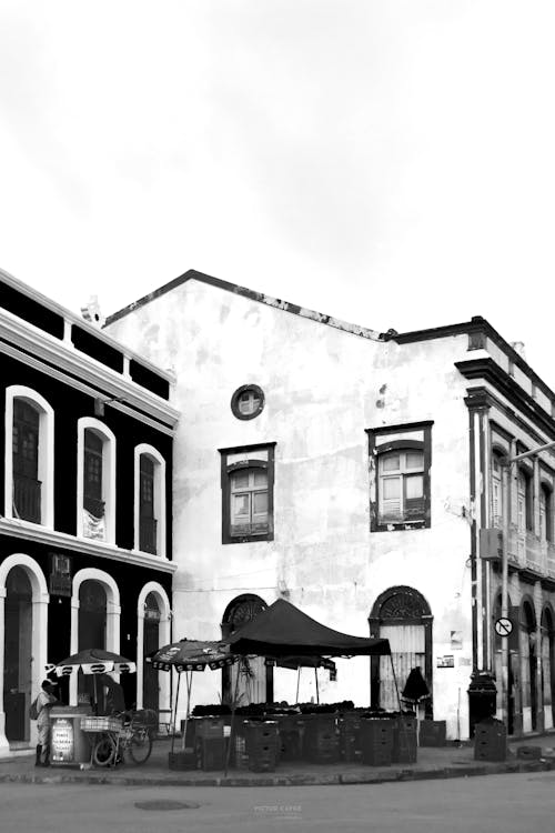 Darmowe zdjęcie z galerii z budynek, czarno-biały, kąt