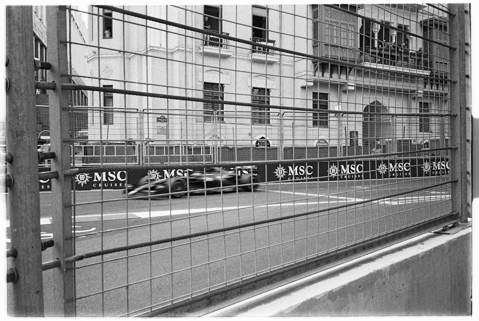Formula 1 yarışı sırasında sokak pistinde mücadele eden araçlar