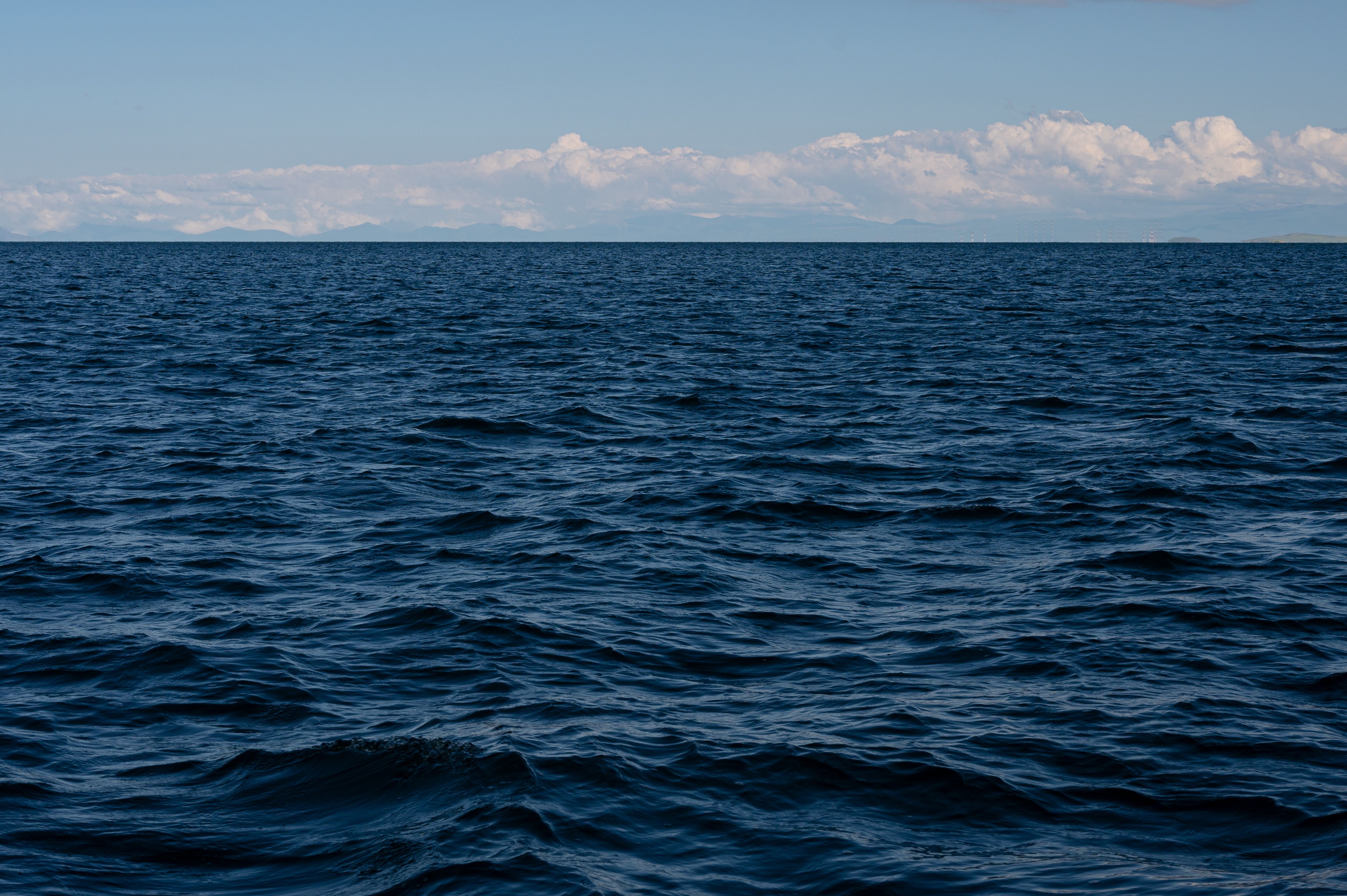 A large body of water with clouds in the sky · Free Stock Photo