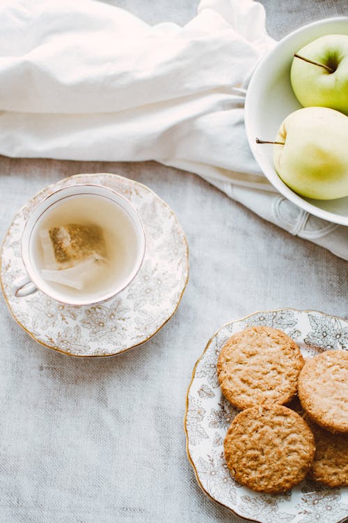 Bol De Pommes, Assiette De Biscuits Et Tasse De Thé