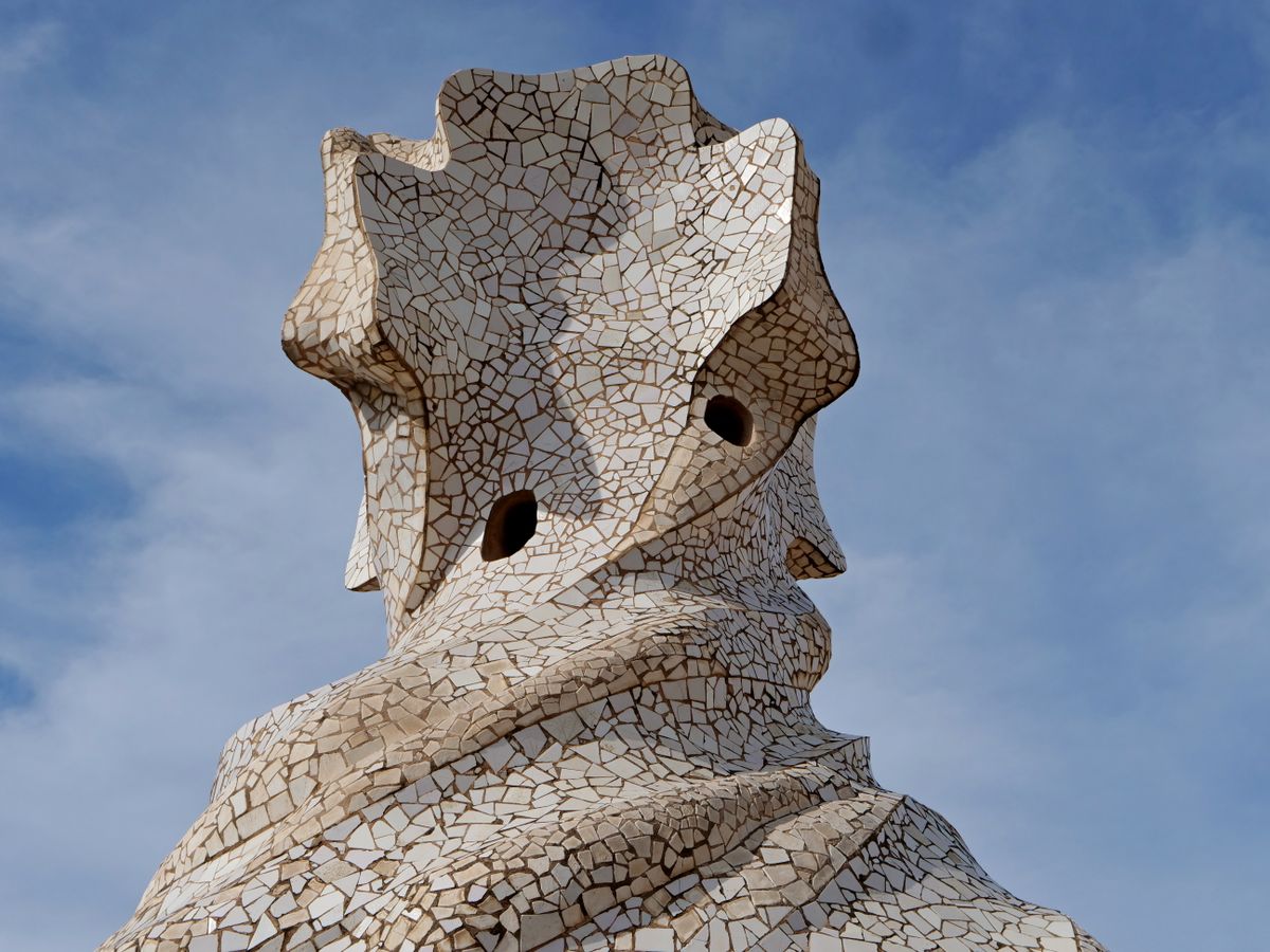 Coș de fum sculptural pe acoperișul Casei Milà