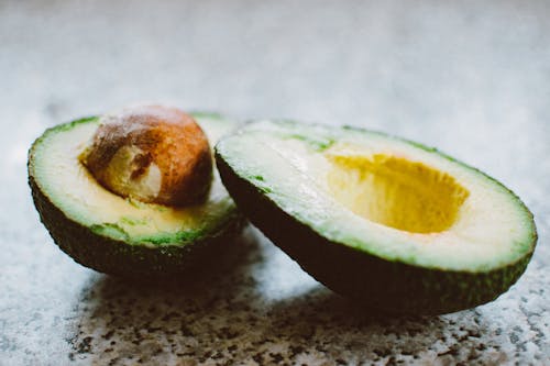 Fotografía De Enfoque Selectivo De Aguacate En Rodajas