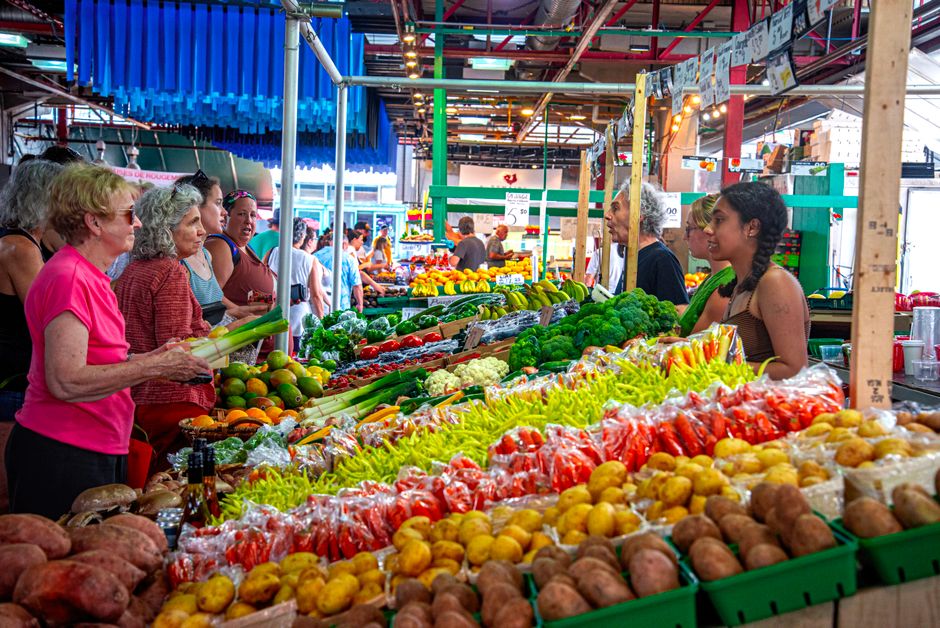 Mercado de productores locales y artesanía Nekazaritza Azoka en Plaza Nueva