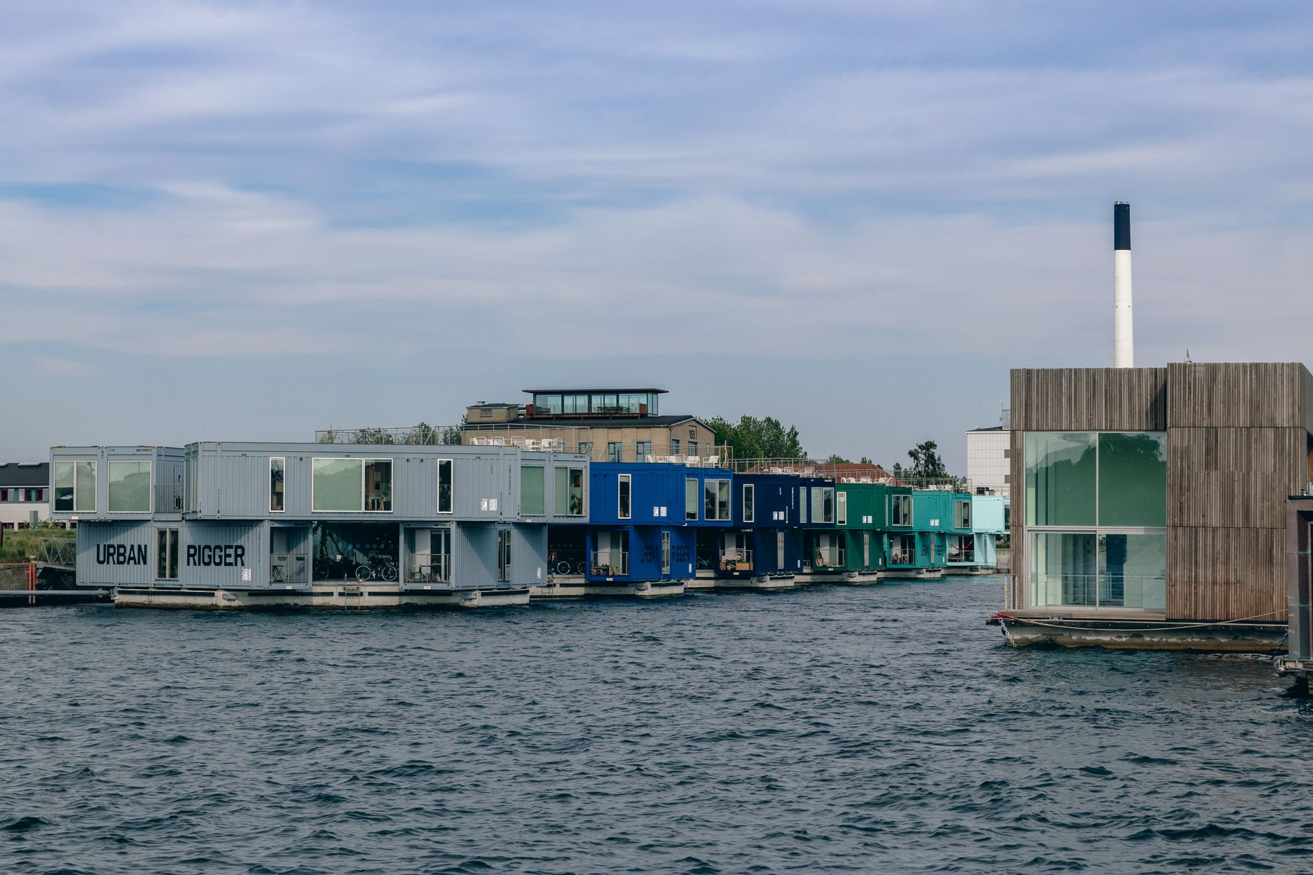 Moderne København-kvarter med boligblokke og naturlys