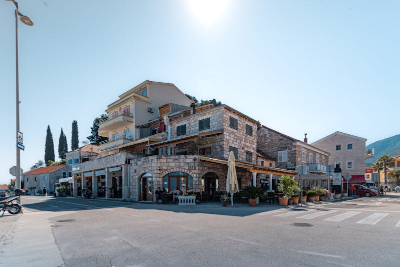 Vue pittoresque d'un bâtiment en pierre avec une rue animée à Korčula, Croatie.