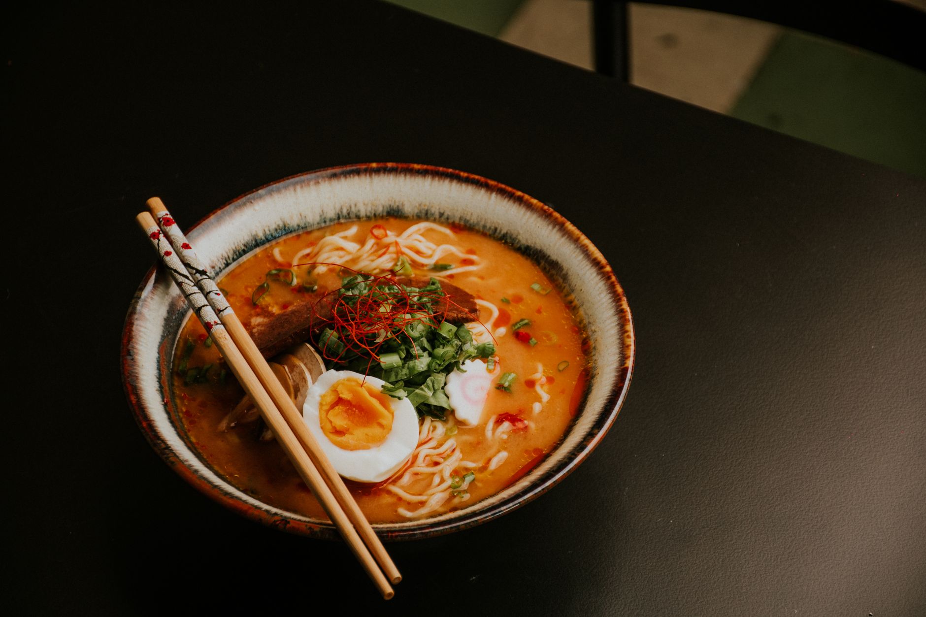 Semangkuk ramen hangat di tempat makan berudara dingin pegunungan Ciwidey Semangkuk ramen hangat di tempat makan berudara dingin pegunungan Ciwidey